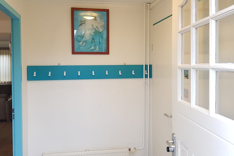 Moderne Tür mit Holzrahmen und blauer Farbe.