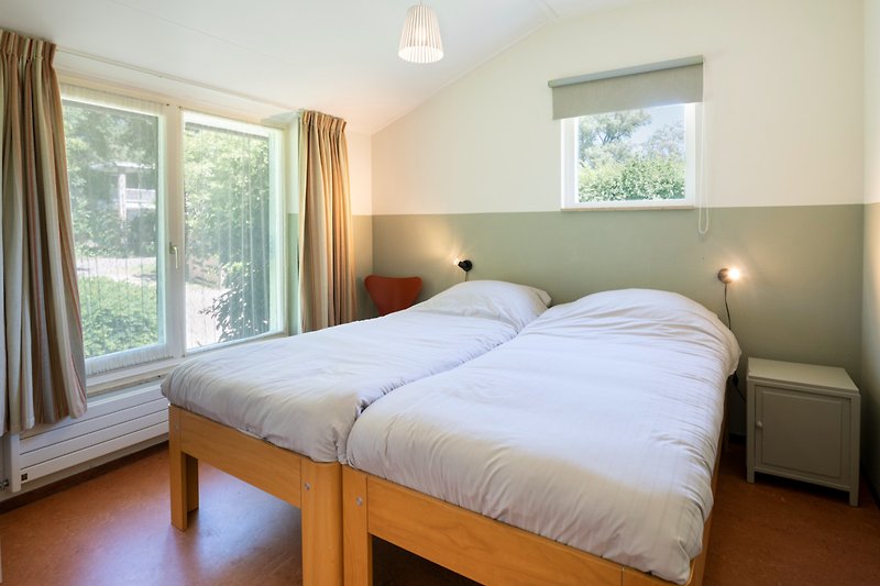 Een comfortabele slaapkamer met houten meubels en zachte beddengoed.