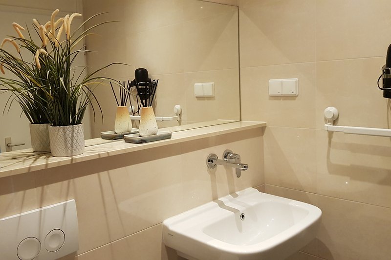 Modernes Badezimmer mit lila Akzenten und Keramikwaschbecken.