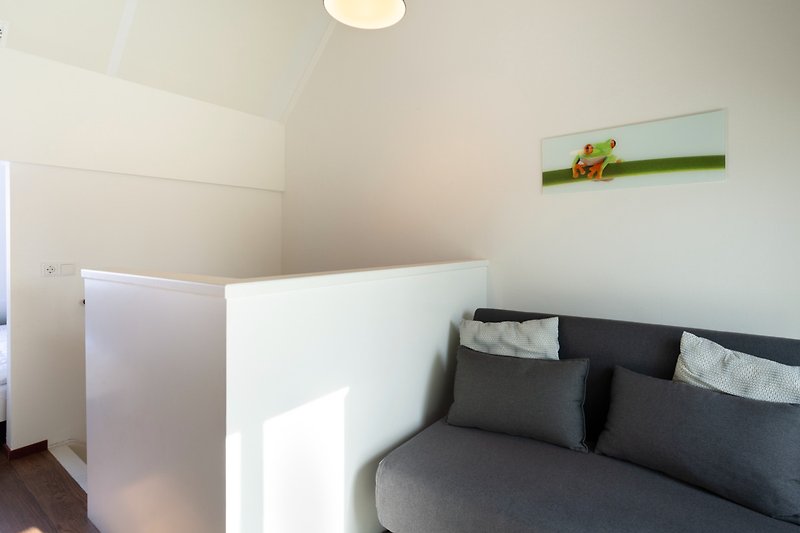 Stilvolles Apartment mit hellem Interieur, bequemer Couch und modernem Design.