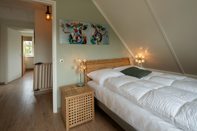 Stilvolles Schlafzimmer mit elegantem Bett und dekorativer Beleuchtung.
