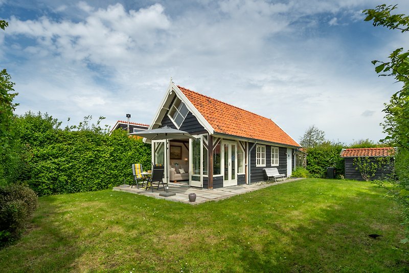 Ländliches Haus mit grünem Garten und Holzhaus - Naturidylle!