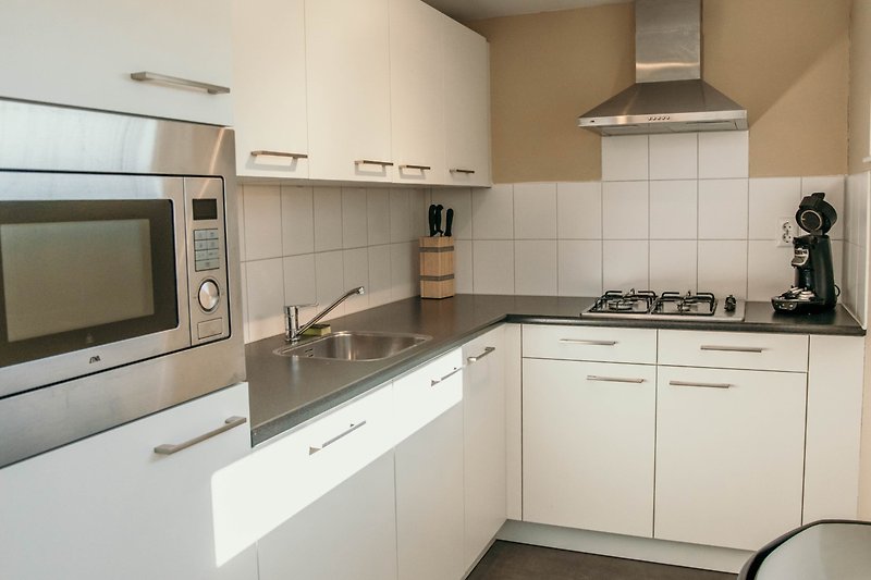 Moderne Küche mit elegantem Design, hochwertigen Geräten und stilvoller Einrichtung.