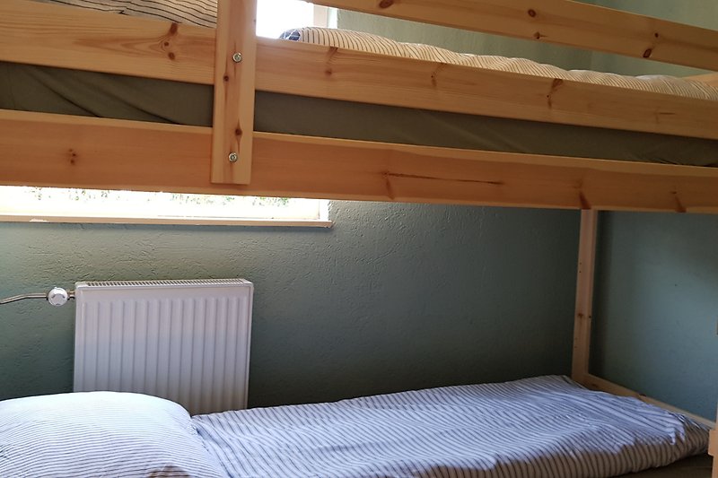 Modernes Schlafzimmer mit Holzmöbeln und gemütlichem Bett.