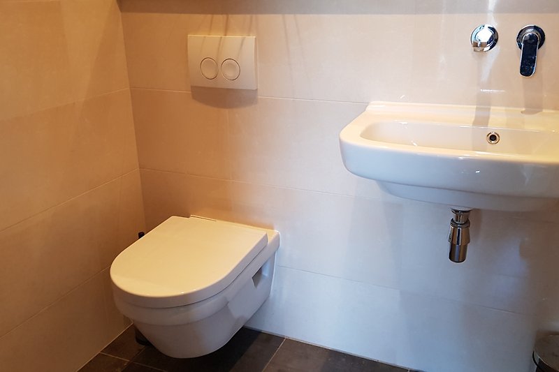 Modernes Badezimmer mit lila Akzenten und Keramikwaschbecken.