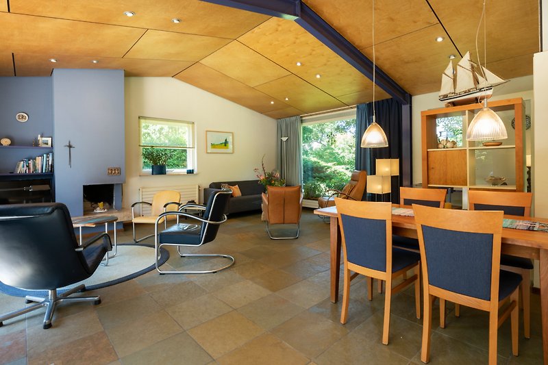 Een stijlvol interieur met comfortabele meubels en warme verlichting.