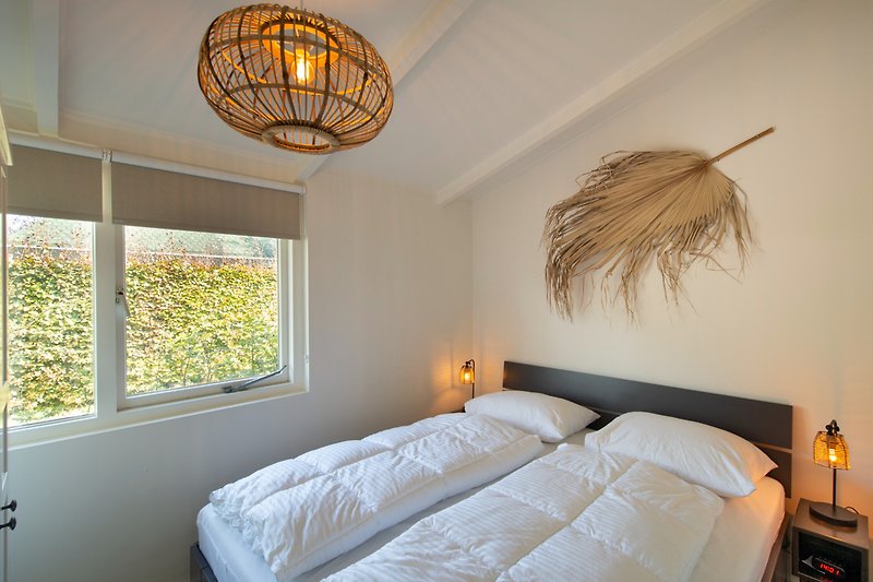 Stilvolles Schlafzimmer mit gemütlichem Bett und elegantem Interieur.