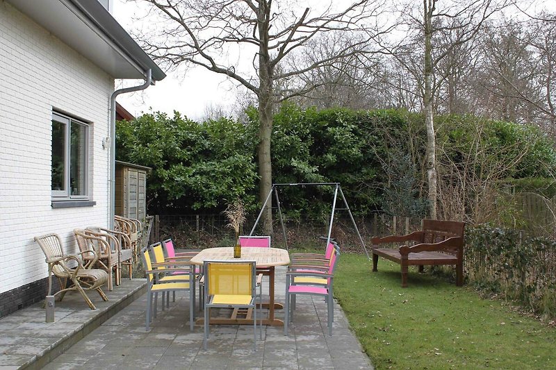 Stilvolle Outdoor-Möbel mit Blick auf Garten und Haus.