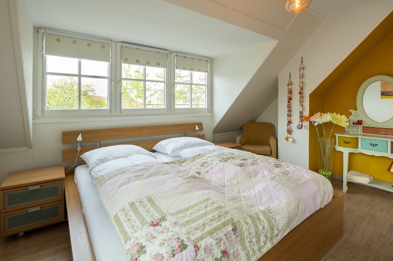 Elegantes Schlafzimmer mit stilvoller Beleuchtung und gemütlichem Bett.