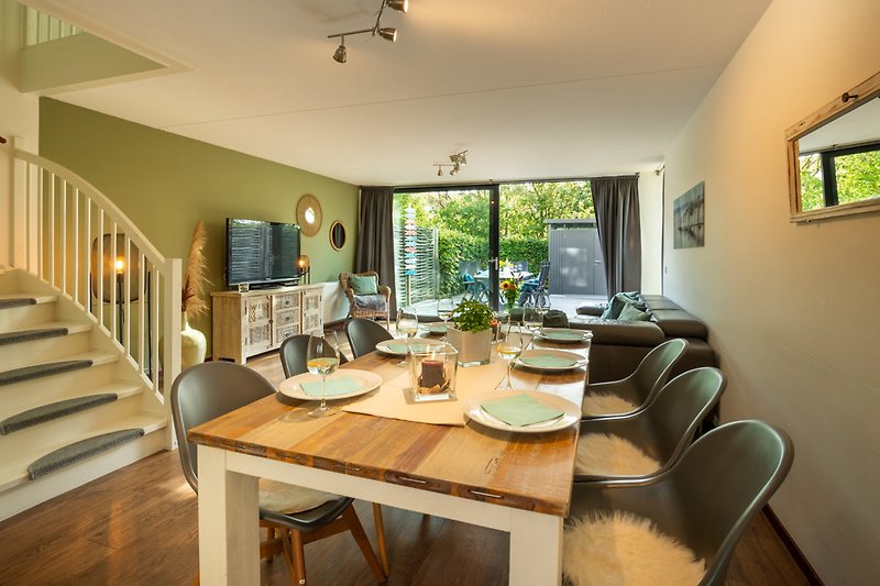 Stilvolles Wohnzimmer mit Holzmöbeln, gemütlicher Beleuchtung und Pflanzen.