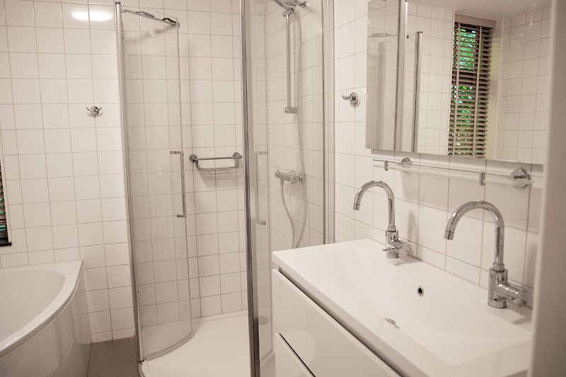 Schwarzes Badezimmer mit Spiegel, Waschbecken und Dusche.