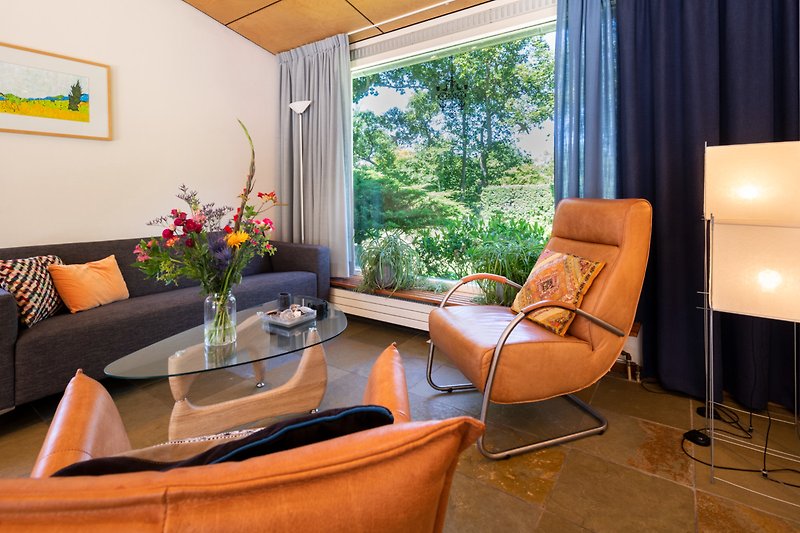 Een stijlvolle woonkamer met comfortabele meubels en warme verlichting.