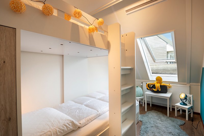 Stilvolles Schlafzimmer mit Holzbett, gemütlicher Beleuchtung und stilvoller Einrichtung.
