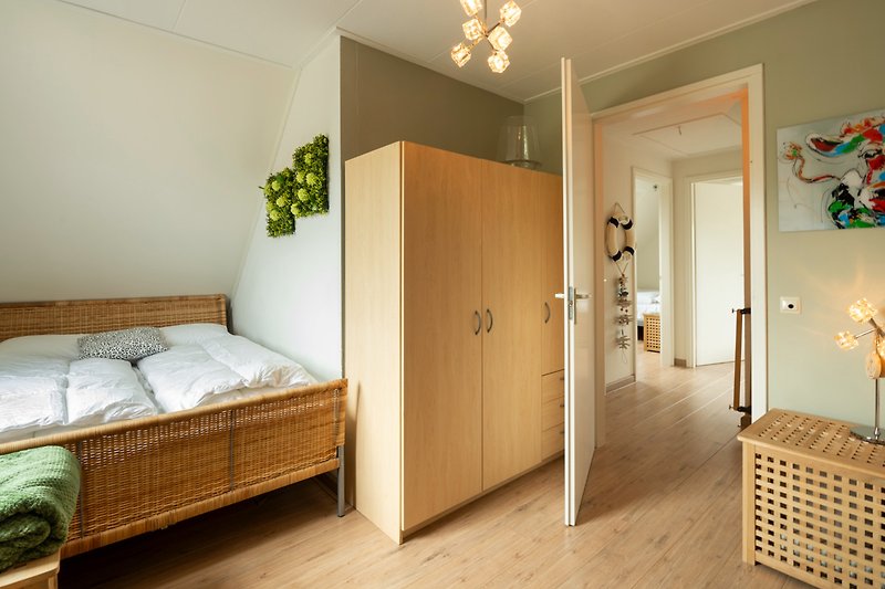 Schlafzimmer mit bequemem Bett, stilvoller Beleuchtung und elegantem Design.