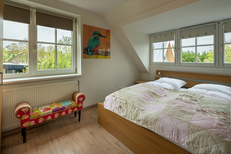 Stilvolles Schlafzimmer mit elegantem Bett und Fenster.