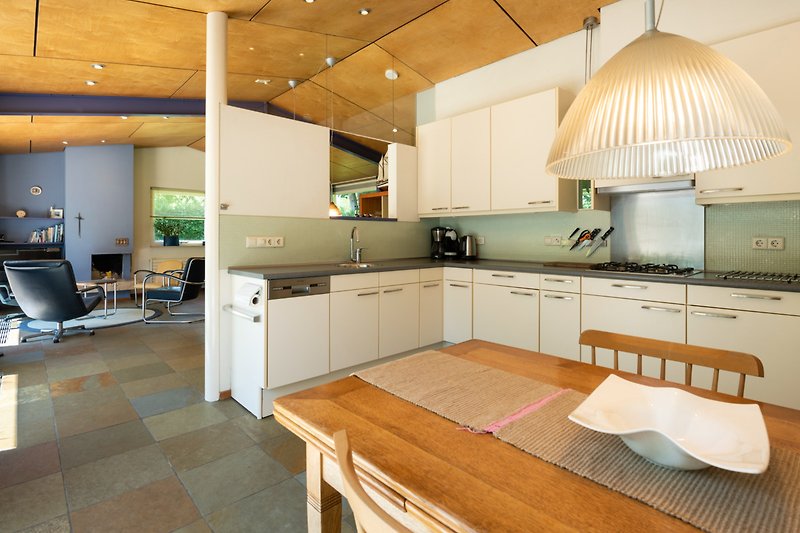 Een moderne keuken met houten kasten en een aanrechtblad.