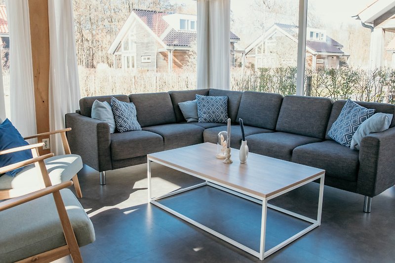 Moderne Wohnung mit stilvoller Einrichtung, gemütlicher Couch und Holzmöbeln.