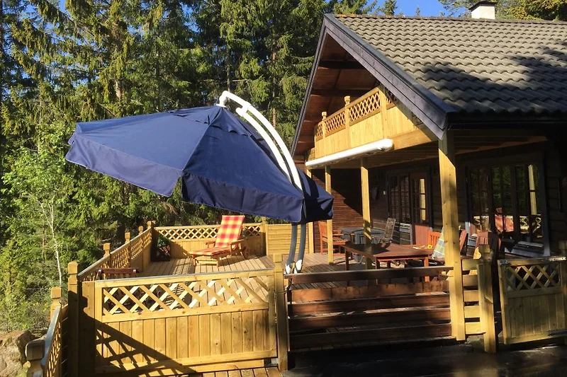 große Terrasse zum Entspannen und mit Gartenmöbeln ausgestattet