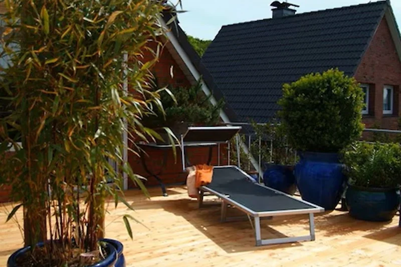 Terrasse zum genießen mit Strandkorb und 2 Liegen