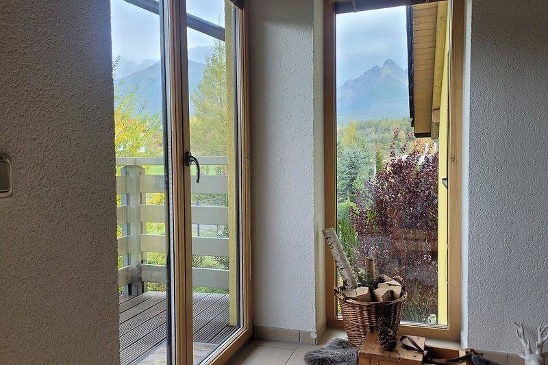 Gemütliches Apartment mit Holzboden, großen Fenstern und schöner Aussicht.