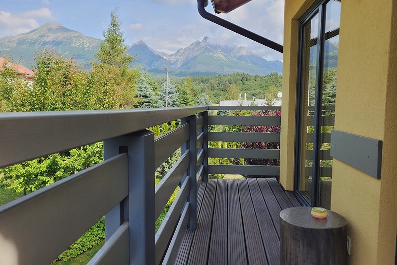Gemütliches Apartment mit Balkon und Bergblick.