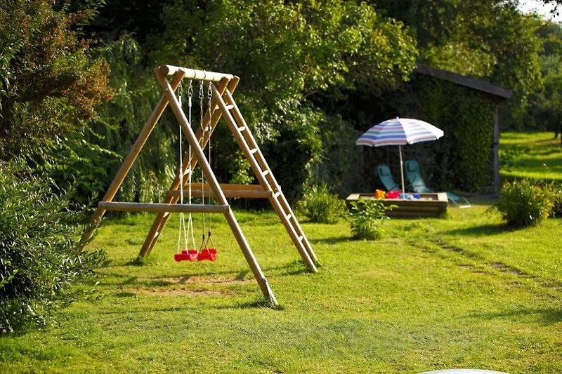 Schaukel, Sandkiste und vieles mehr für Kinder