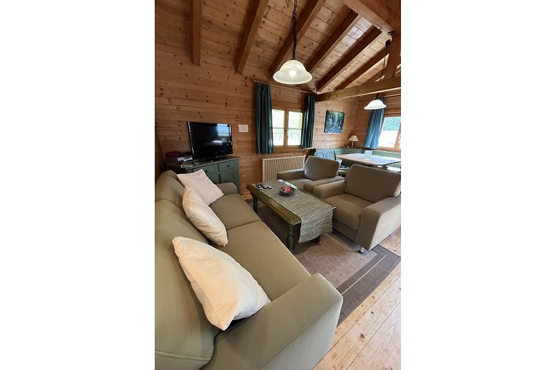 Wohnzimmer mit Holzmöbeln, bequemer Couch und stilvoller Beleuchtung.