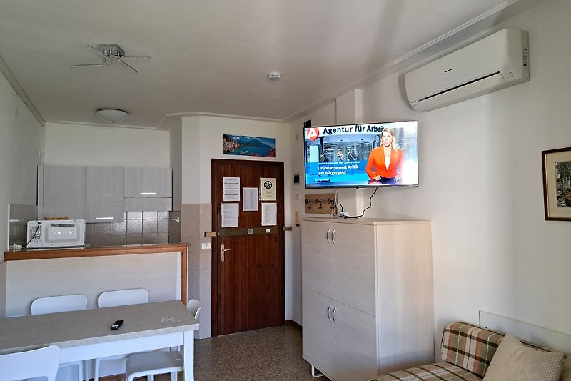 Wohnzimmer mit drehbar TV Konsol