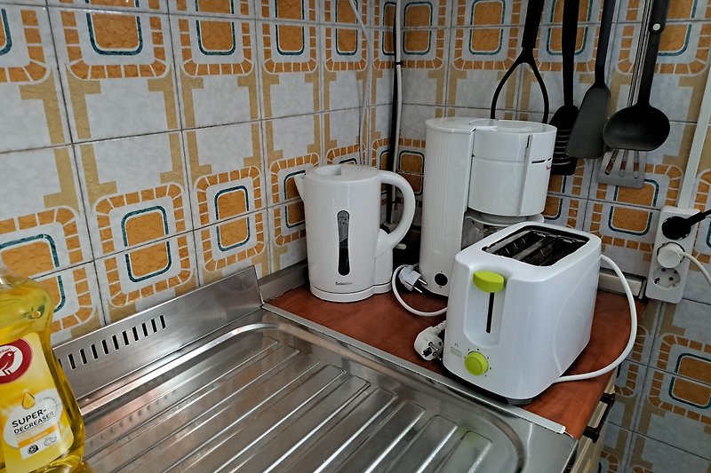 Typische Wasserkocher, Toaster, Kaffemaschiene