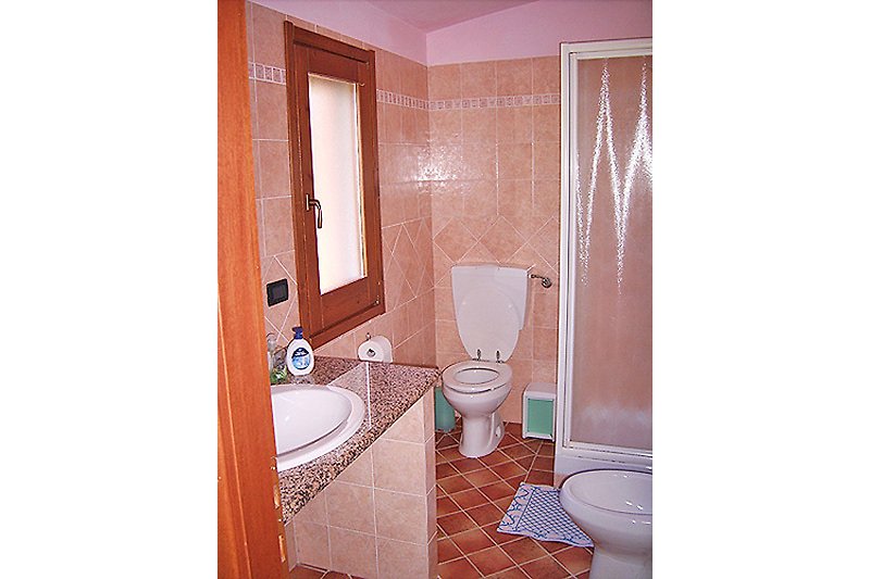 Badezimmer mit Dusche/ WC/ Bidet