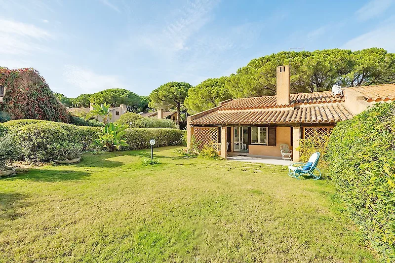 Das Ferienhaus mit gepflegtem Garten nicht weit vom Strand