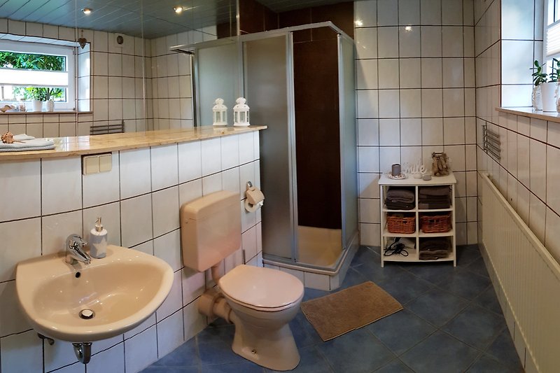 Modernes Badezimmer mit stilvoller Einrichtung und Spiegel.