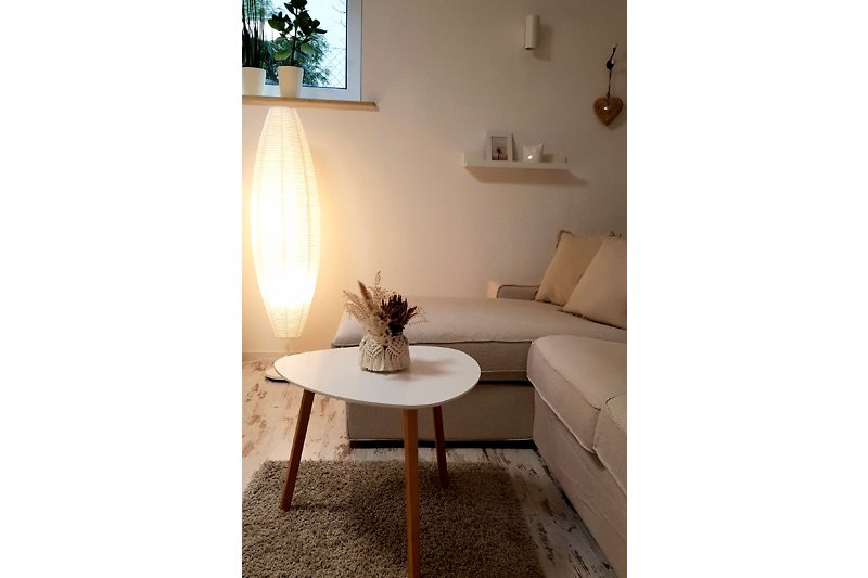 Modernes Wohnzimmer mit stilvoller Beleuchtung und bequemer Couch.