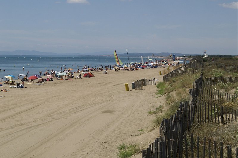 langer Strand mit Blick nach Spanien