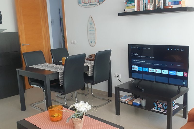Gemütliches Wohnzimmer mit Essgruppe und Android  TV