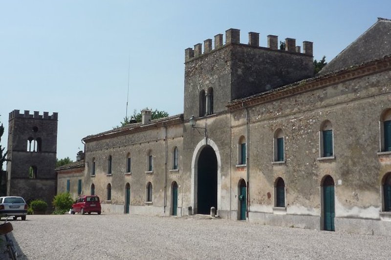 Im Dorf: die Villa Arrighi.