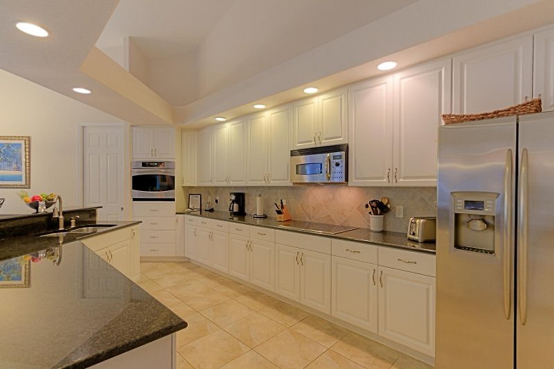 Elegante moderne keuken met hoogwaardig roestvrij staal en granieten oppervlakken