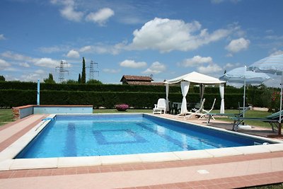Villa mit großem Garten und Pool