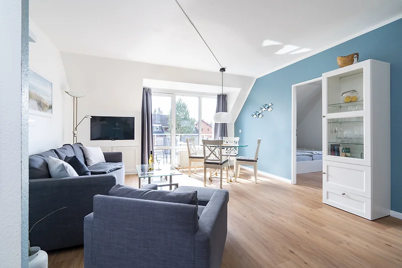 Stilvolle Einrichtung mit Holzdekor und gemütlichem Sofa.