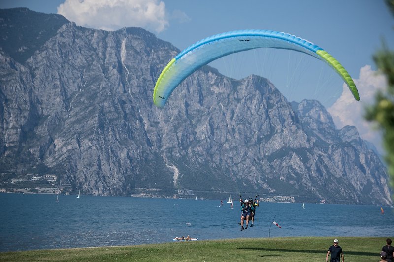 Ein atemberaubendes Bild von Paraglidern über einer malerischen Berglandschaft.