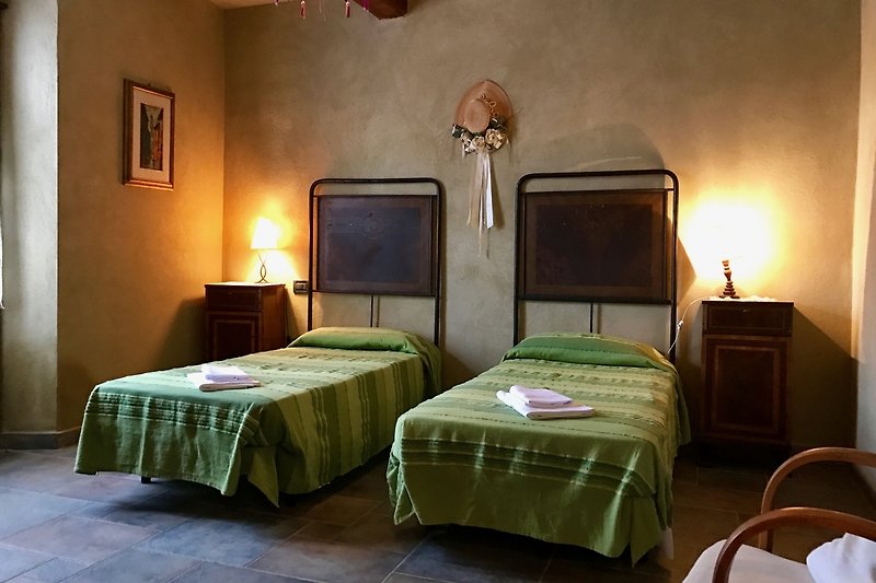 Gemütliches Schlafzimmer mit zwei Einzelbetten (Wohnung Il Belvedere)
