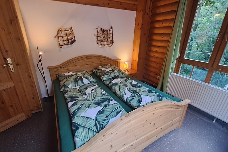 Gemütliches Holzhaus mit stilvollem Interieur und bequemem Bett.