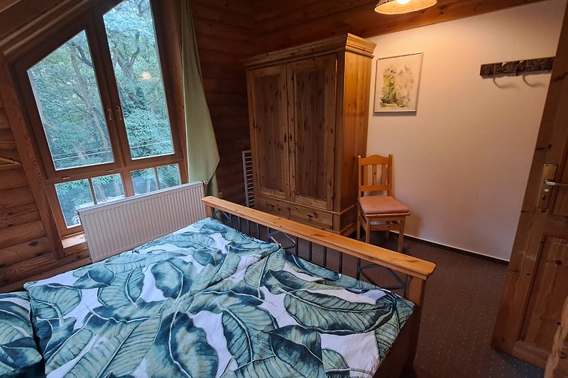 Gemütliches Holzhaus mit stilvollem Interieur und bequemem Bett.