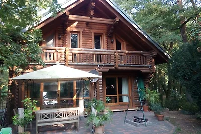 Casa di legno sul lago