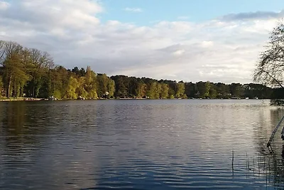 Casa di legno sul lago