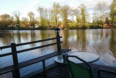 Casa di legno sul lago