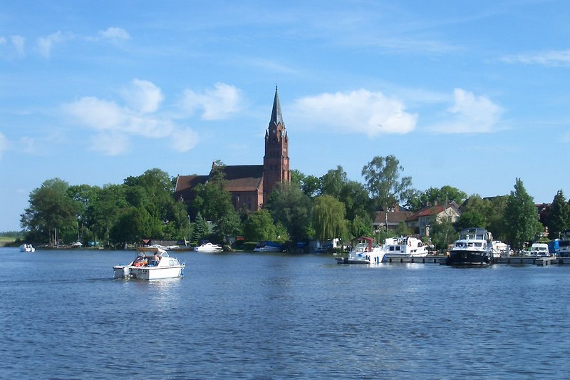 Hafen von Röbel mit St. Marienkirche