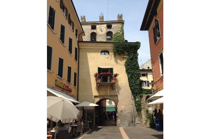 der Uhrturm, die alte Tuer der Altstadt Garda