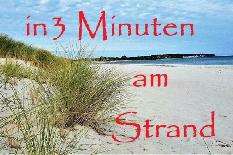 Strandparadies: Sand, Meer, Palmen, Wellen, tropische Brise.