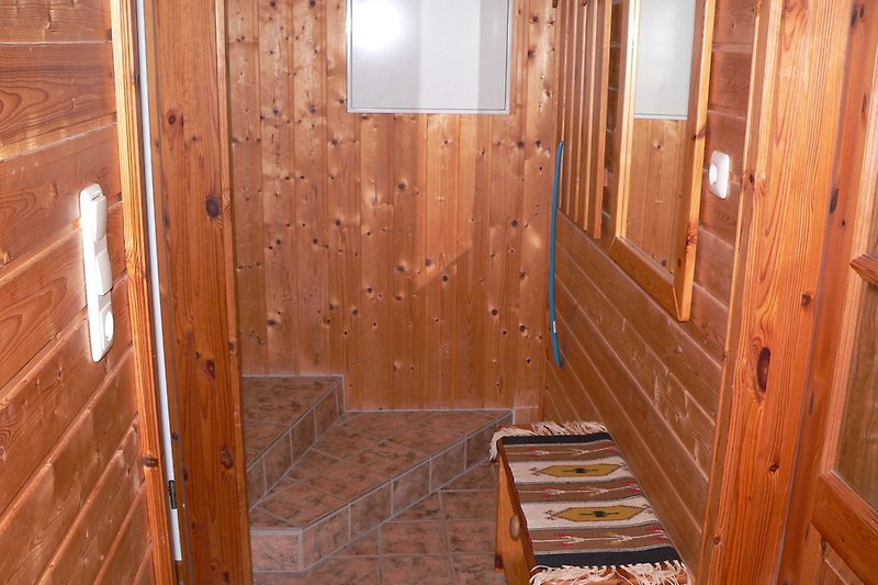 Zwei Stufen führen zum Abstellraum, 2.Schlafzimmer, WC, Bad/Sauna